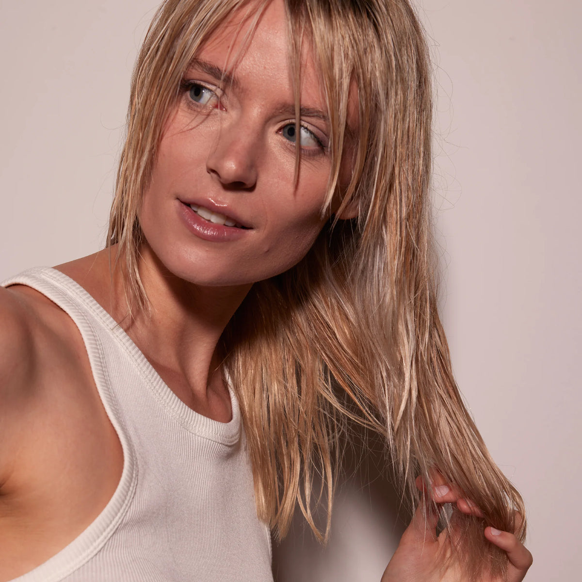 Infused with pearlised pigments, hydrating lavender flower extract and an illuminating complex, it tones, smooths and repairs — while delivering up to 230°C (450°F) heat protection.