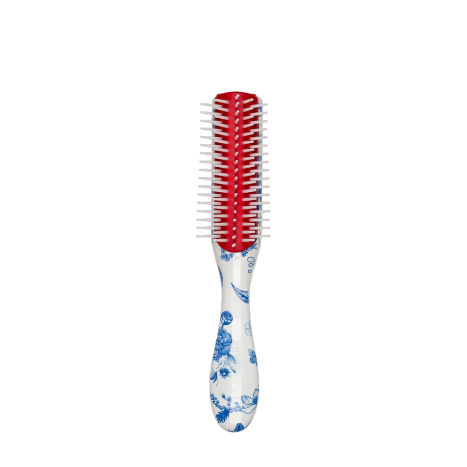 The Denman D14 Classic Mini Style's compact size slips easily into a handbag or travel kit, while smooth, round-ended pins and a staggered pattern provide controlled grip without unnecessary catching.