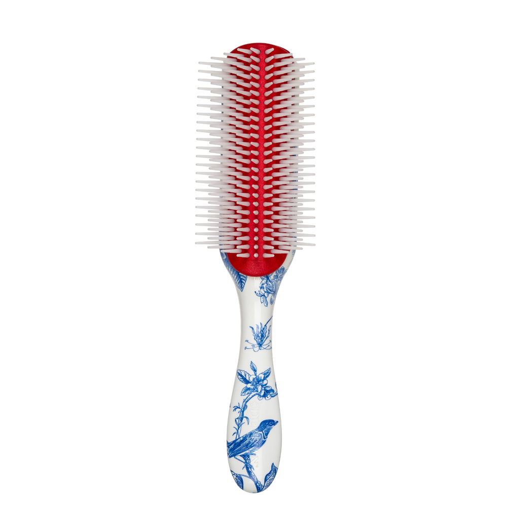 Denman's unique, tear-drop handle with its rounded shape offers extra comfort and balance, fitting perfectly into the curves of the hand. Achieve perfectly polished, smooth hair with the original Denman D4 Classic Large Styler