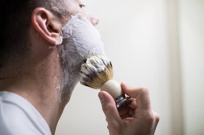 The ultra-soft tips gently exfoliate the skin, lift the beard, and whip up a rich, creamy lather that softens even the coarsest stubble — leaving skin smooth, refreshed, and ready for a close, comfortable shave. The elegantly curved handle, designed for a secure and comfortable grip, makes every stroke feel effortless.