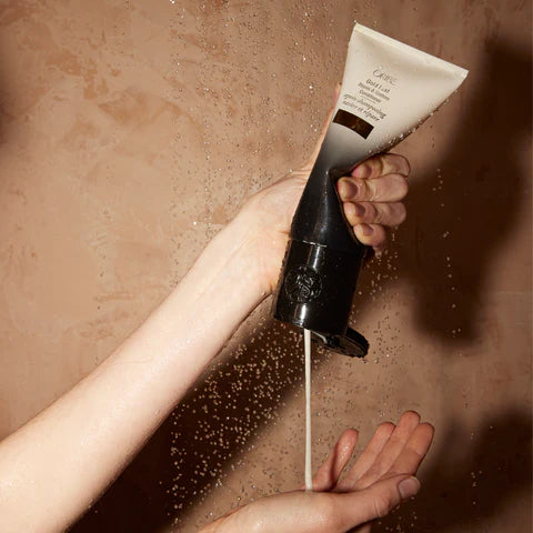 After shampooing, apply to mid-lengths and ends. Leave for 1–2 minutes, then rinse thoroughly. For best results, pair with Oribe Gold Lust Repair &amp; Restore Shampoo.