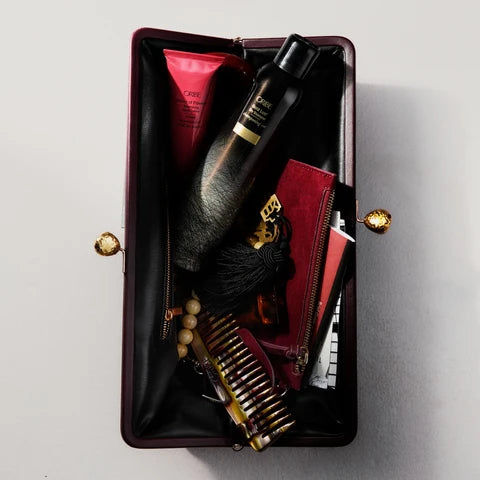 Translucent powders lift away impurities with a matte finish, while the formula soothes the scalp and restores strength and softness. Part of the luxurious Gold Lust family — black packaging with gold accents.