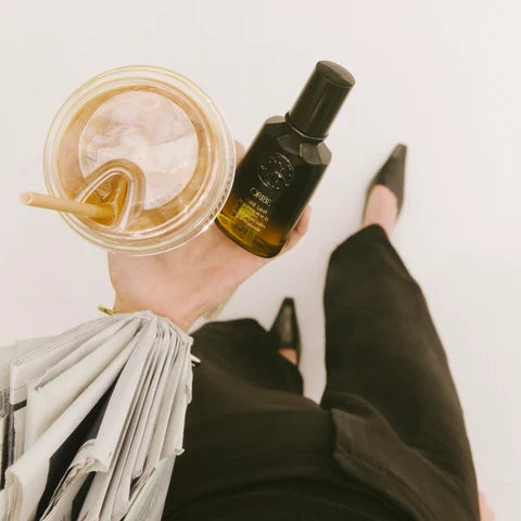 This lightweight oil absorbs instantly to condition, smooth and detangle hair while helping reduce frizz and boost shine.
