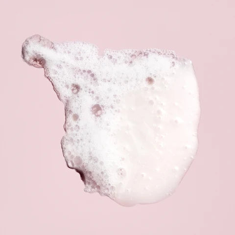 This ultra-gentle cleanser delivers intense moisture to damaged areas and helps protect colour from environmental pollutants.