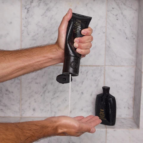 Keep hair feeling soft and easy to manage with Oribe Signature Conditioner in a 50ml travel size. This moisturising daily conditioner helps detangle and add shine without weighing hair down.