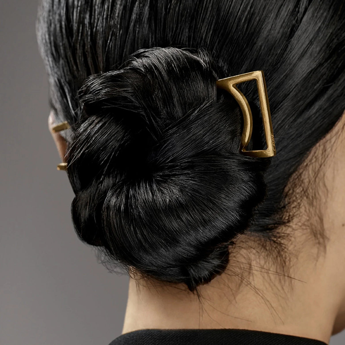 Finish your style with Oribe Superfine Hair Spray. This medium-hold spray adds lasting body and shine with an ultra-dry, brushable finish that controls hair without a stiff or sticky feel.
