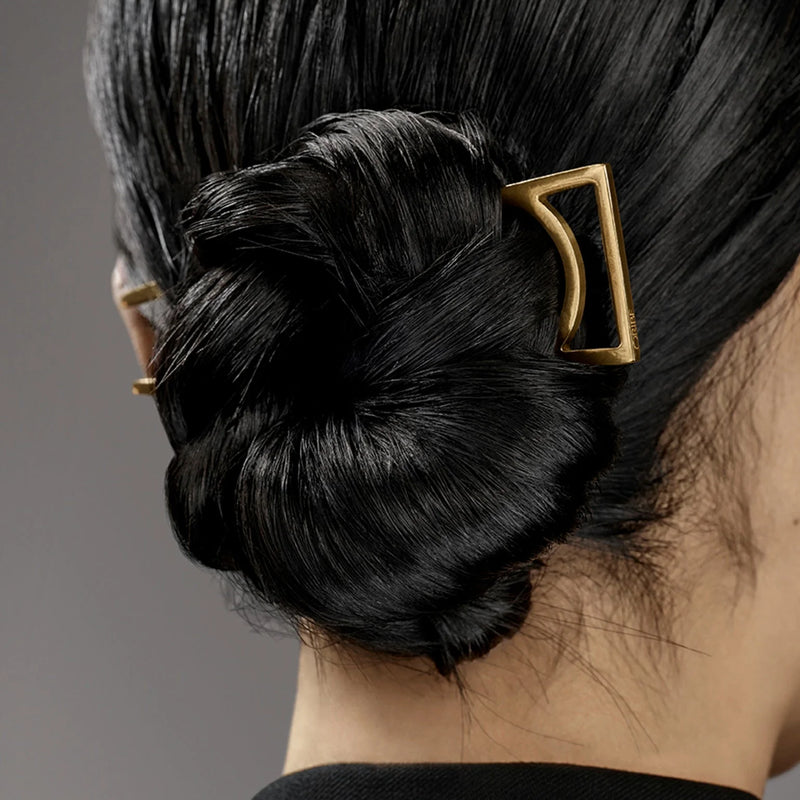 Finish your style with Oribe Superfine Hair Spray. This medium-hold spray adds lasting body and shine with an ultra-dry, brushable finish that controls hair without a stiff or sticky feel.