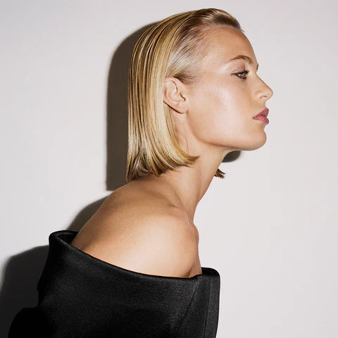 Quench dehydrated hair and unlock supernatural softness with Oribe Supershine Light Moisturising Cream.