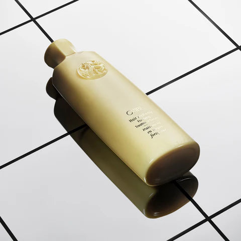 This sheer, fast-absorbing elixir harnesses the Oribe Curative Blend of chia seed, bio-fermented bamboo leaf, and plant-based protein, combined with phytoceramides and cotton seed extract, to shield and fortify strands from within.