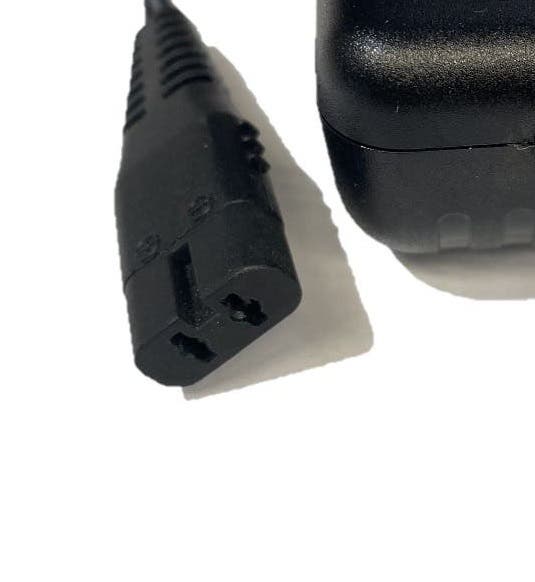 Close-up of Wahl WNT-7 female connector on ZDJ050100AU replacement charger